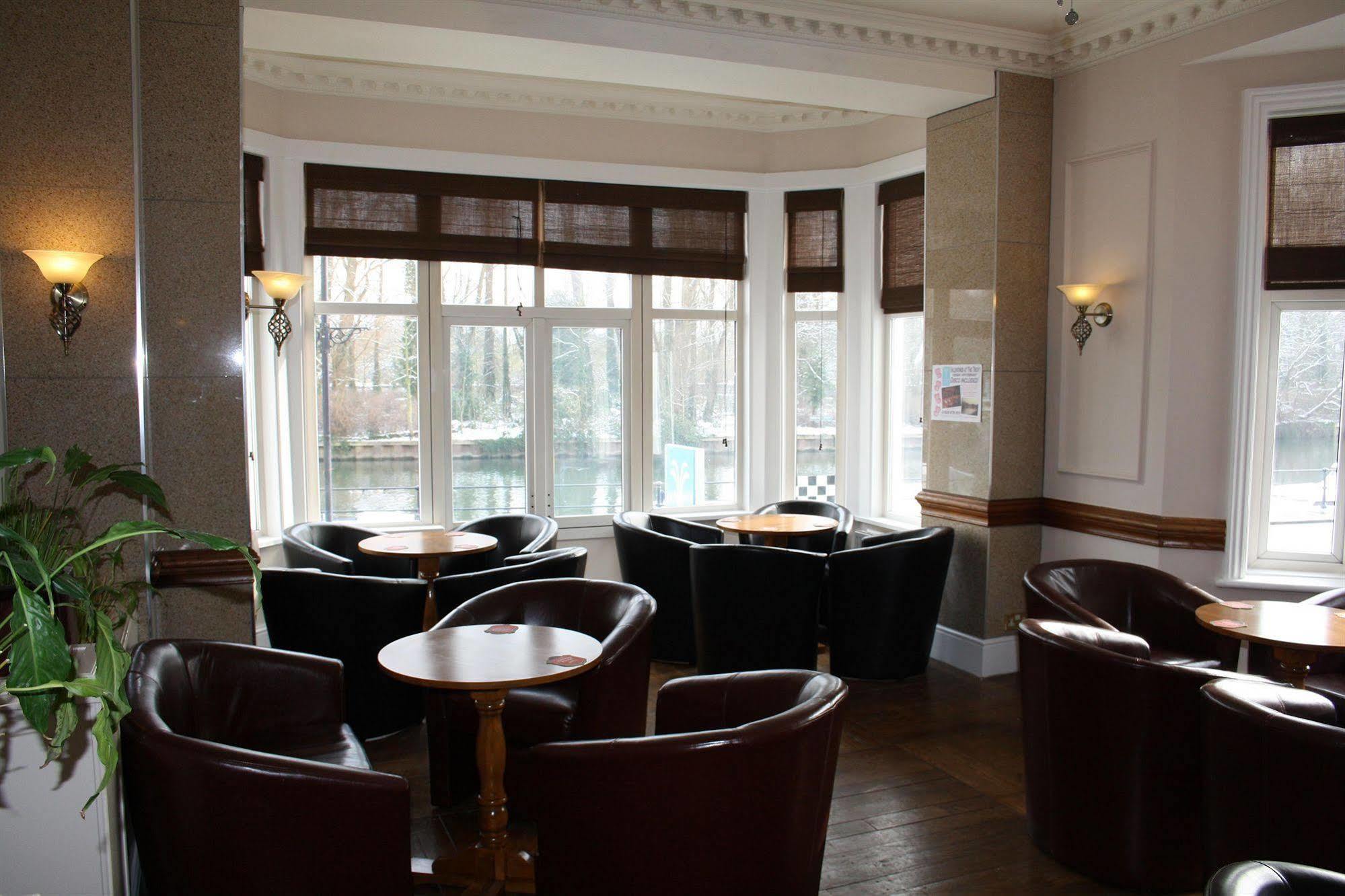 Uno Thames Hotel